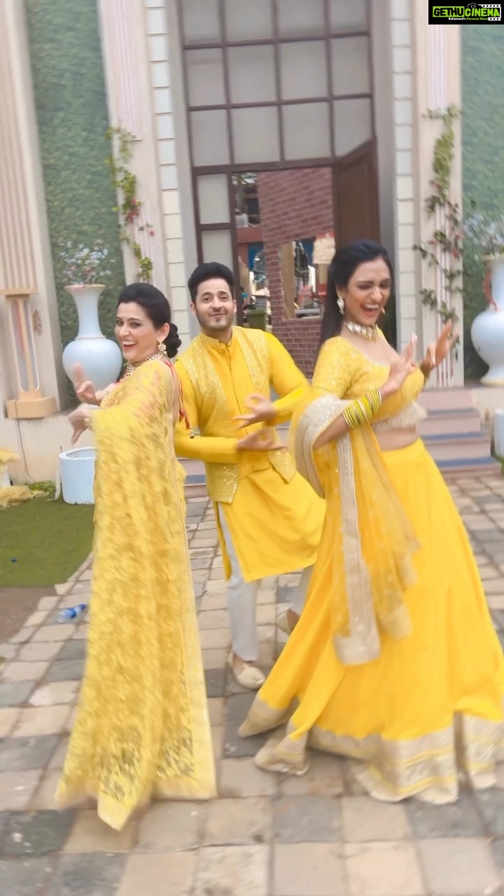 Smita Bansal Instagram - What jhumka ?? Who did it better ? #iykyk Video credits- @imrohitsuchanti #jhumka #rarkpk #bhagyalakshmi #coactors #inbetweenshots #fun #trending