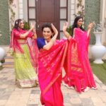 Smita Bansal Instagram - The song The choreography And US ❤️❤️❤️ #feelinggulabi #dancereels #coactors #friends #bhagyalakshmi Choreography @vaishali.kalanjay