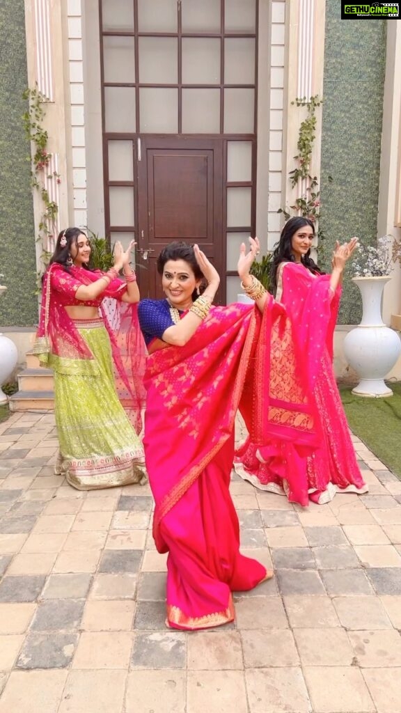 Smita Bansal Instagram - The song The choreography And US ❤️❤️❤️ #feelinggulabi #dancereels #coactors #friends #bhagyalakshmi Choreography @vaishali.kalanjay