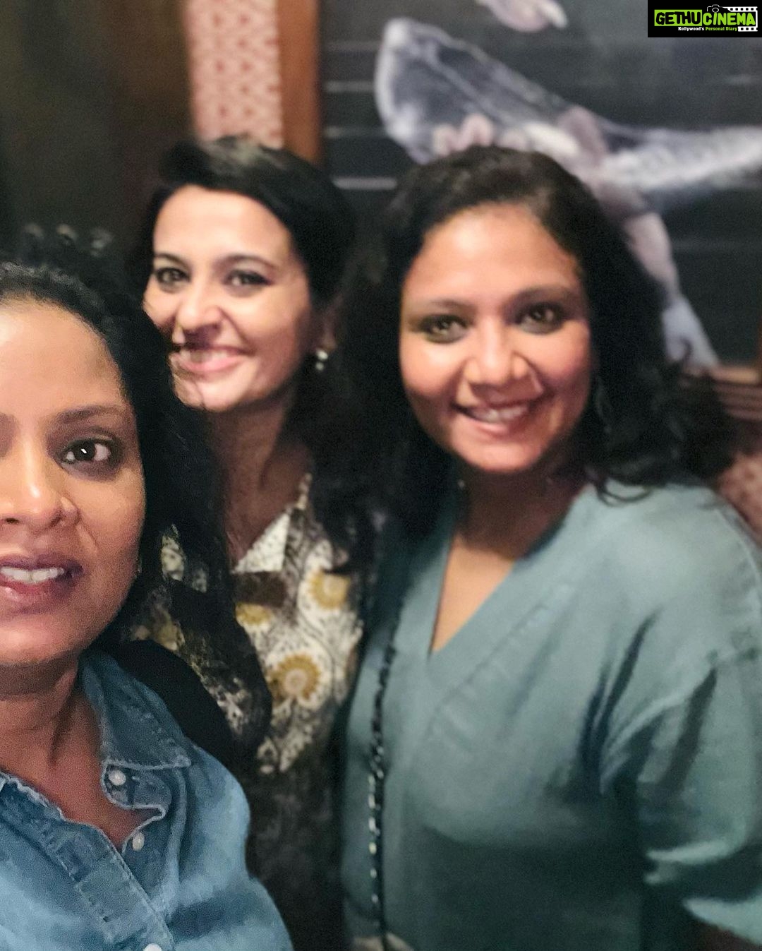 Smita Bansal Instagram - Aur fir hum mile…❤️❤️❤️ #friendship #friends #friendsforever #costar #memories #yjhjkstarplus #yjhjkfamily #yehjaduhaijinnka #yehjaduhaijinka #yehjaduhaijinkastarplus @bansalsmita_ @bhattacharya.richa