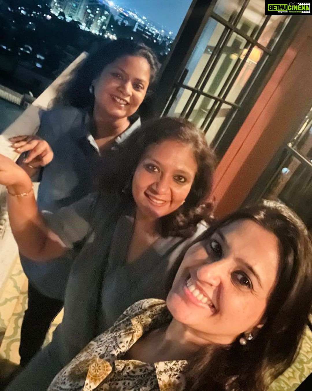 Smita Bansal Instagram - Aur fir hum mile…❤️❤️❤️ #friendship #friends #friendsforever #costar #memories #yjhjkstarplus #yjhjkfamily #yehjaduhaijinnka #yehjaduhaijinka #yehjaduhaijinkastarplus @bansalsmita_ @bhattacharya.richa