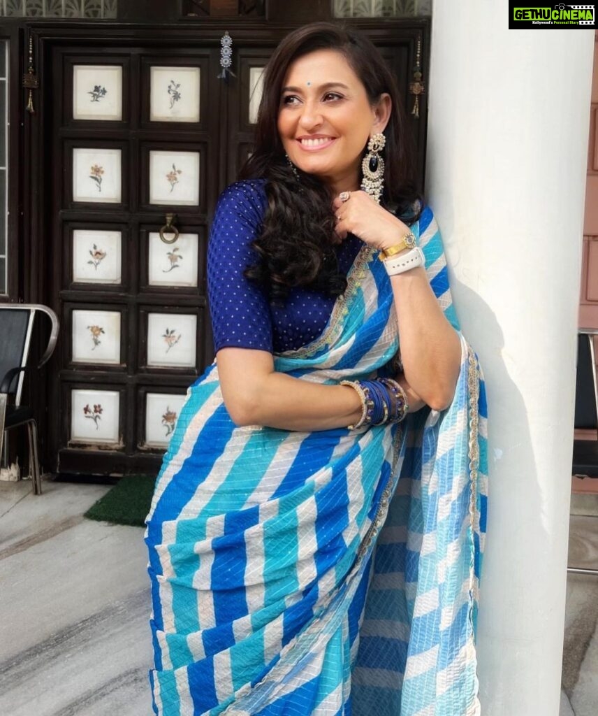 Smita Bansal Instagram - Made mummy click these. She did a decent job😊😊 @1956shashi #blue Mua- @makeupbyvishnukumar