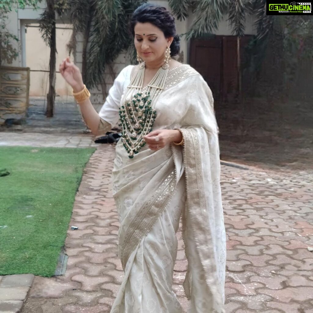 Smita Bansal Instagram - All time favourite #sareelover #white #saree #neelamoberoi #bhagyalakshmi #happy