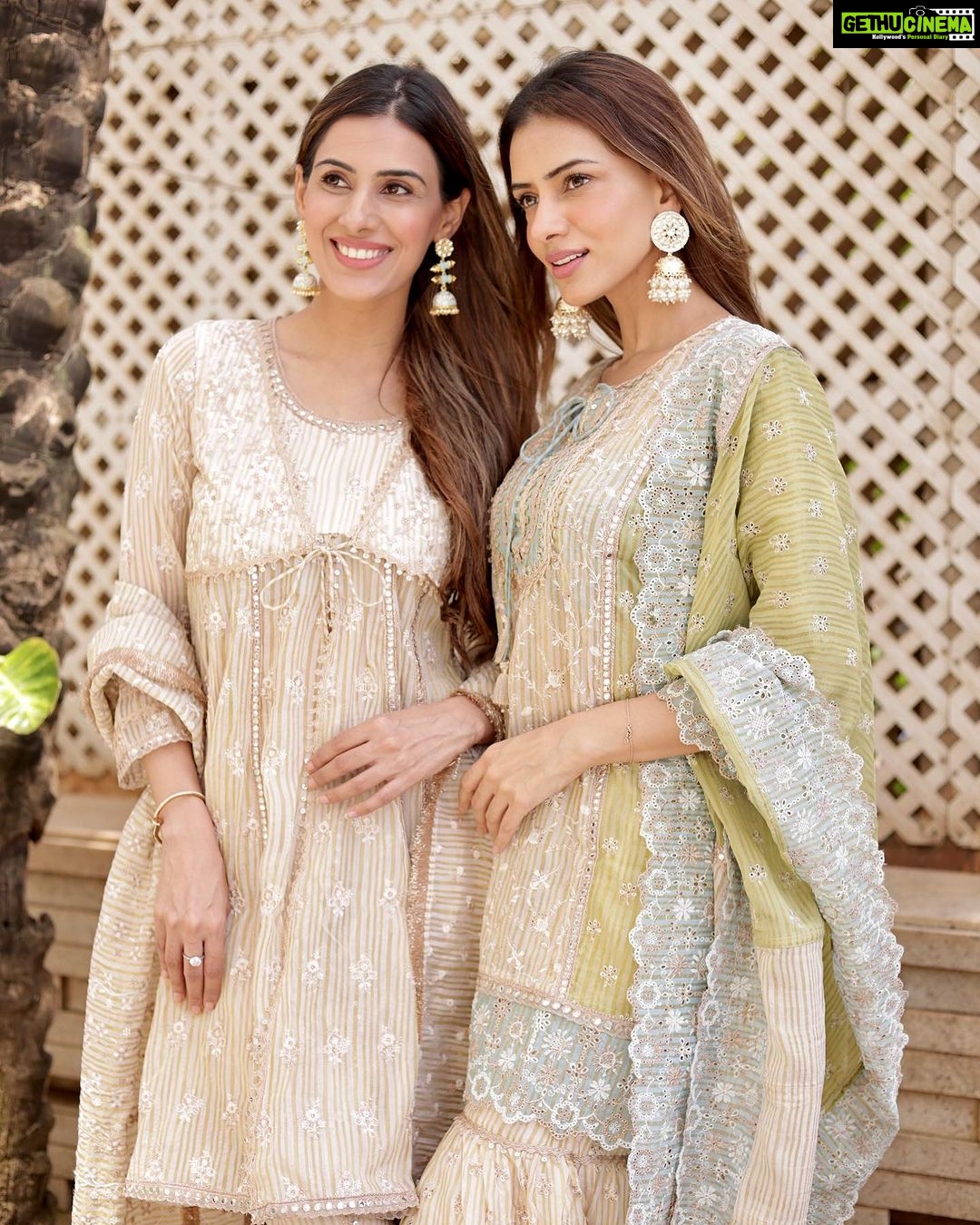 Smriti Khanna Instagram - Sisterhood 🤍 Dressed in @shopmulmul