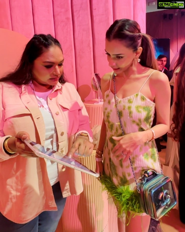 Smriti Khanna Instagram - Last night for the most epic reveal by @tirabeauty featuring @kareenakapoorkhan, @kiaraaliaadvani and @suhanakhan2 . #ForEveryYou @prpundit