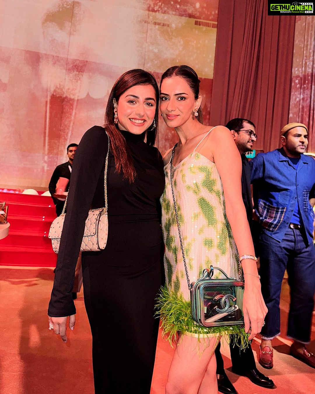 Smriti Khanna Instagram - Last night for the most epic reveal by @tirabeauty featuring @kareenakapoorkhan, @kiaraaliaadvani and @suhanakhan2 . #ForEveryYou @prpundit