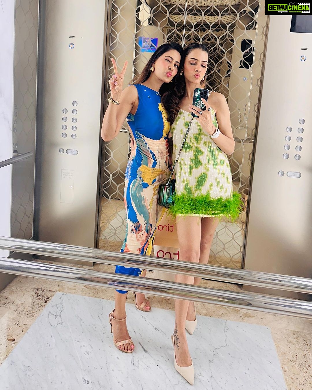 Smriti Khanna Instagram - Last night for the most epic reveal by @tirabeauty featuring @kareenakapoorkhan, @kiaraaliaadvani and @suhanakhan2 . #ForEveryYou @prpundit
