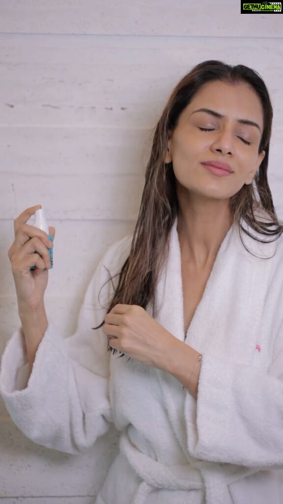 Smriti Khanna Instagram - Here’s how I keep my hair hydrated during the monsoon season. I start with the Moroccanoil Hydrating Shampoo that is infused with argan oil and argan butter that gives me more manageable, healthy-looking, smooth hair. Then I use the Moroccanoil Hydrating Conditioner to nourish and detangle my hair for that perfect silky, frizz-free finish Next step is the All-in-One Leave-in Conditioner which is a lightweight spray to instantly hydrate & protect against thermal damage And the last step, I use the Moroccanoil Treatment to smooth frizz, condition, and boost shine So say goodbye to dry and frizzy hair maintain hydrated hair this monsoon with the @moroccanoil_in’s Hydrating range #Moroccanoil #ArganEveryDay