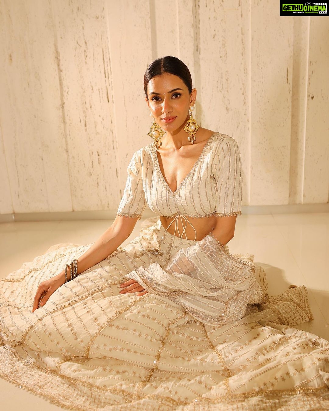 Smriti Khanna Instagram - 9 days, 9 Colours, 9 looks! Which one is your fav 1-9?
