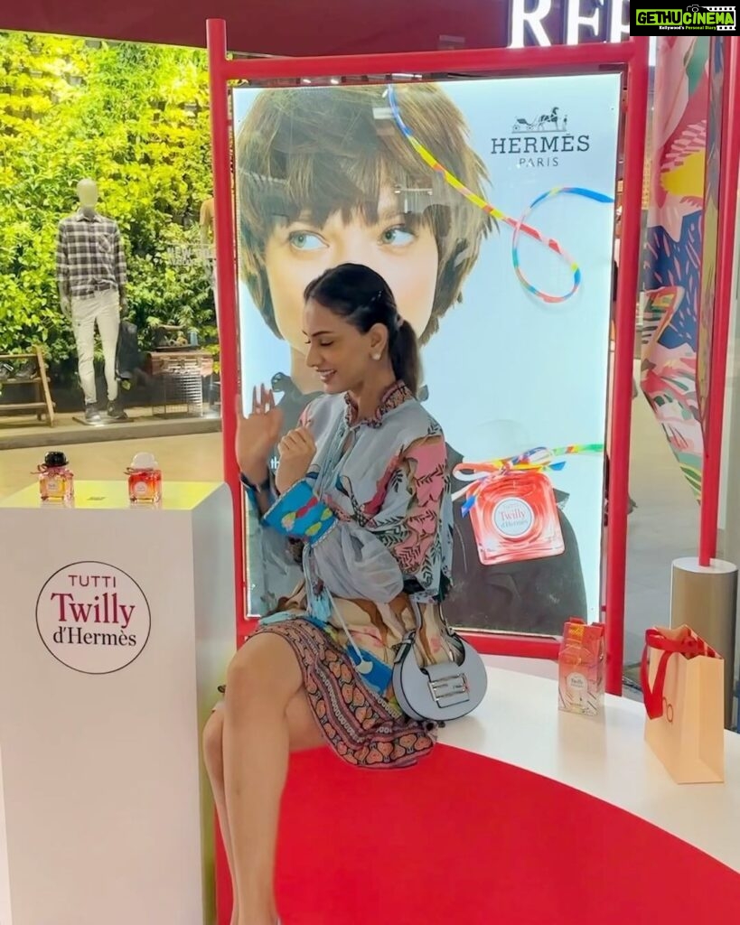 Smriti Khanna Instagram - A day well spent! 🤍 For @hermes x @tirabeauty @jioworlddrive @beautyconcepts_india #TwillydHermes #Hermes Wearing @limerickofficial Followed by lunch at @craycraftmumbai @rainmakerconsults
