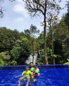 Sneha Instagram - #naturelovers #vacationmode #familytime #happy #blissful #nohaters @prasanna_actor