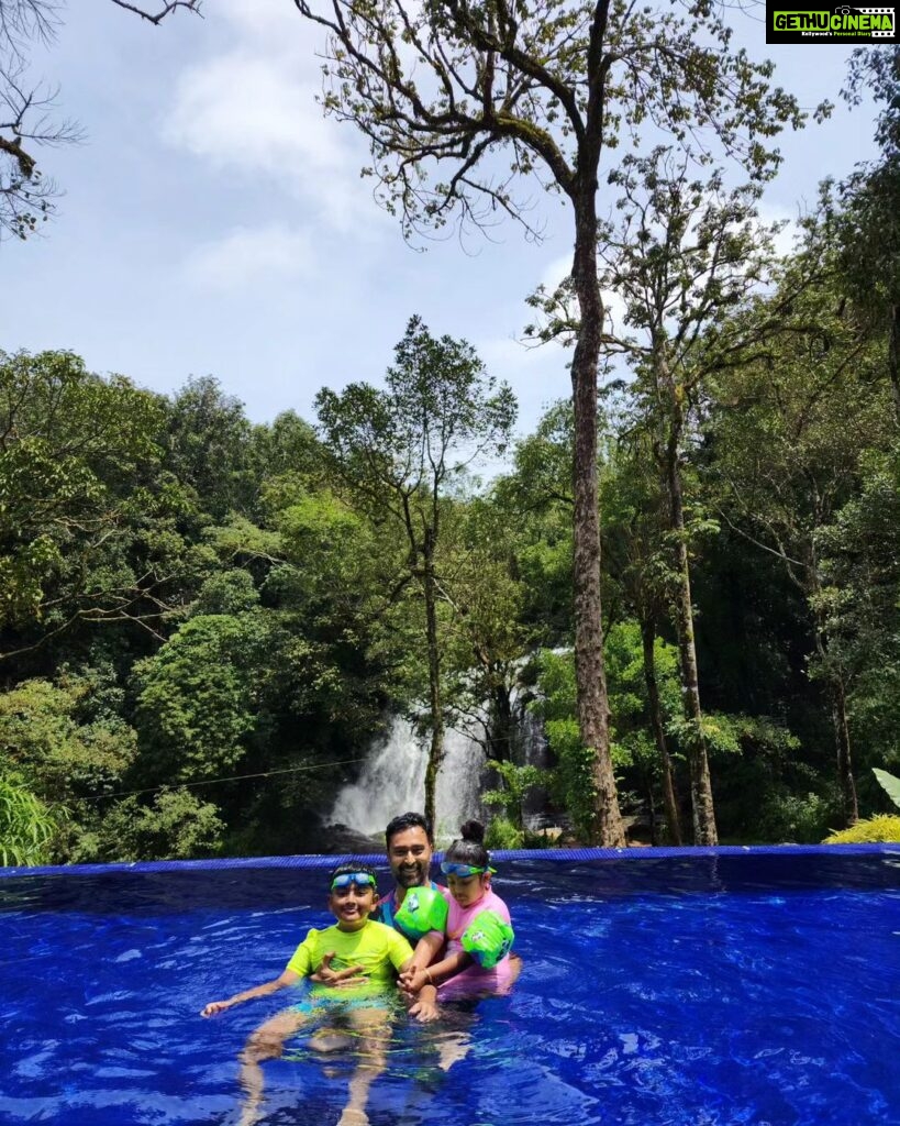 Sneha Instagram - #naturelovers #vacationmode #familytime #happy #blissful #nohaters @prasanna_actor