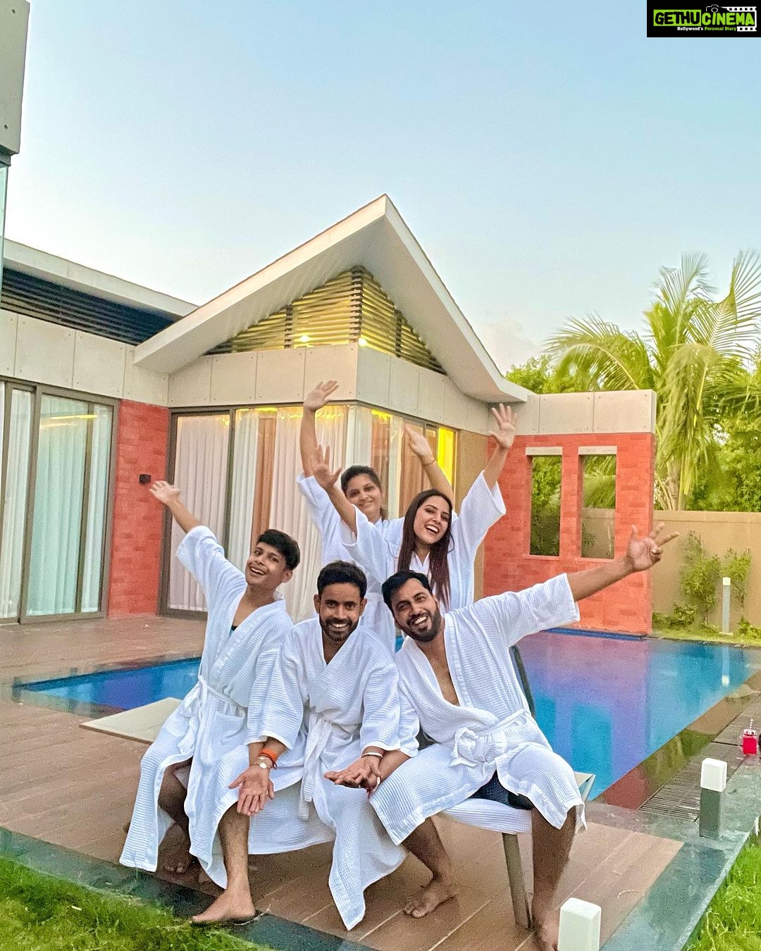 Sneha Bhawsar Instagram - We didn’t realize we were making memories, we just knew we were having fun.😅🥳 📍 @royalrivierafarm @thefernroyalfarmanjar #cousinsmasti #crazycousins #crazyfriends #viral #explore #instagram #bhabhinanad #vacations #vacation #trip #ontrip