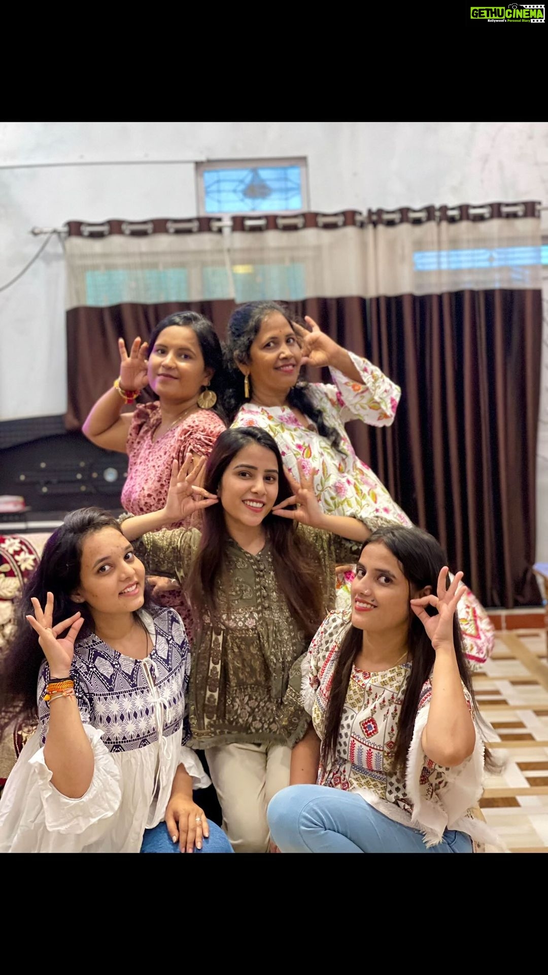 Sneha Bhawsar Instagram - After giving 100 takes my sisters finally did it woohoo 🥳 #cousinmasti #cousinslove #bhaibehan #dance #music #dancing #dancers #art #instagram #instagood #explorepage #viral #explore #fun #dancersofinstagram #trending #choreography #fashion #artist #dancechallenge