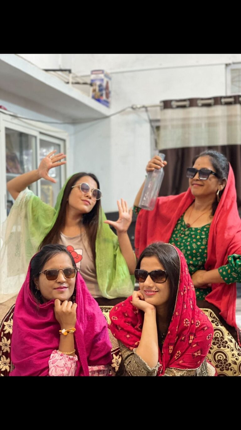 Sneha Bhawsar Instagram - Happiness is having crazy cousins ✌️😎 #funnyreel #cousinsmasti #crazycousins #crazyfriends #comedyvideos #comedyreels #viral #explore #trendingreel #instagram