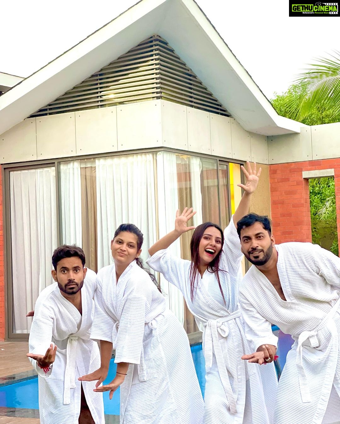 Sneha Bhawsar Instagram - We didn’t realize we were making memories, we just knew we were having fun.😅🥳 📍 @royalrivierafarm @thefernroyalfarmanjar #cousinsmasti #crazycousins #crazyfriends #viral #explore #instagram #bhabhinanad #vacations #vacation #trip #ontrip