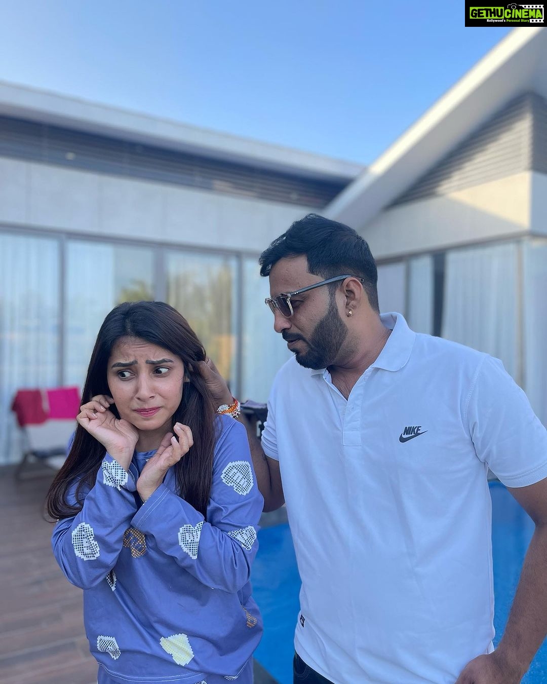 Sneha Bhawsar Instagram - We didn’t realize we were making memories, we just knew we were having fun.😅🥳 📍 @royalrivierafarm @thefernroyalfarmanjar #cousinsmasti #crazycousins #crazyfriends #viral #explore #instagram #bhabhinanad #vacations #vacation #trip #ontrip
