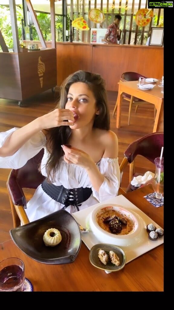 Sneha Ullal Instagram - During my short trip in Goa, I had the incredible opportunity to collaborate with @novotelgoaresortandspa , which proved to be super fun experience. I was invited to an Italian restaurant named “ Forno Tinto” where the talented chefs graciously veganized some dishes just for me. This charming restaurant is a rustic yet classy cottage, enveloped in the serenity of lush greenery and the sweet melodies of chirping birds. I couldn’t help but feel immensely grateful for the exceptional treatment I received. The hospitality team and the chefs deserve a heartfelt thanks for making me indulge to my heart’s content.Thank you @novotelgoaresortandspa . #snehaullal #novotelgoa #accor Videographed by @shubhamorge 🎥 🙏🏻 Novotel Goa Resort & Spa