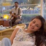 Sneha Ullal Instagram - An unexpected gesture by a random yet talented singer, in a cozy cafe embraces my favourite song “ SunZara “ from my first ever film “Lucky” makes me truly feel as if luck had orchestrated this beautiful moment just for me. 🎶✨ #snehaullal #lucky #keepitreal #moments Taj Lands End, Mumbai