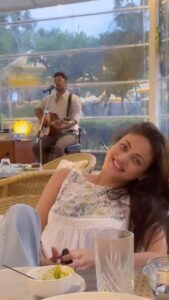 Sneha Ullal Instagram - An unexpected gesture by a random yet talented singer, in a cozy cafe embraces my favourite song “ SunZara “ from my first ever film “Lucky” makes me truly feel as if luck had orchestrated this beautiful moment just for me. 🎶✨ #snehaullal #lucky #keepitreal #moments Taj Lands End, Mumbai