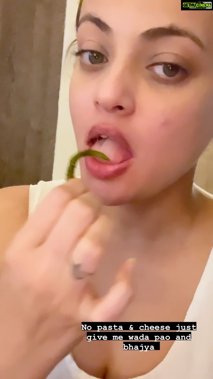 Sneha Ullal Instagram - Wada pao , bhajya and a pimple #snehaullal