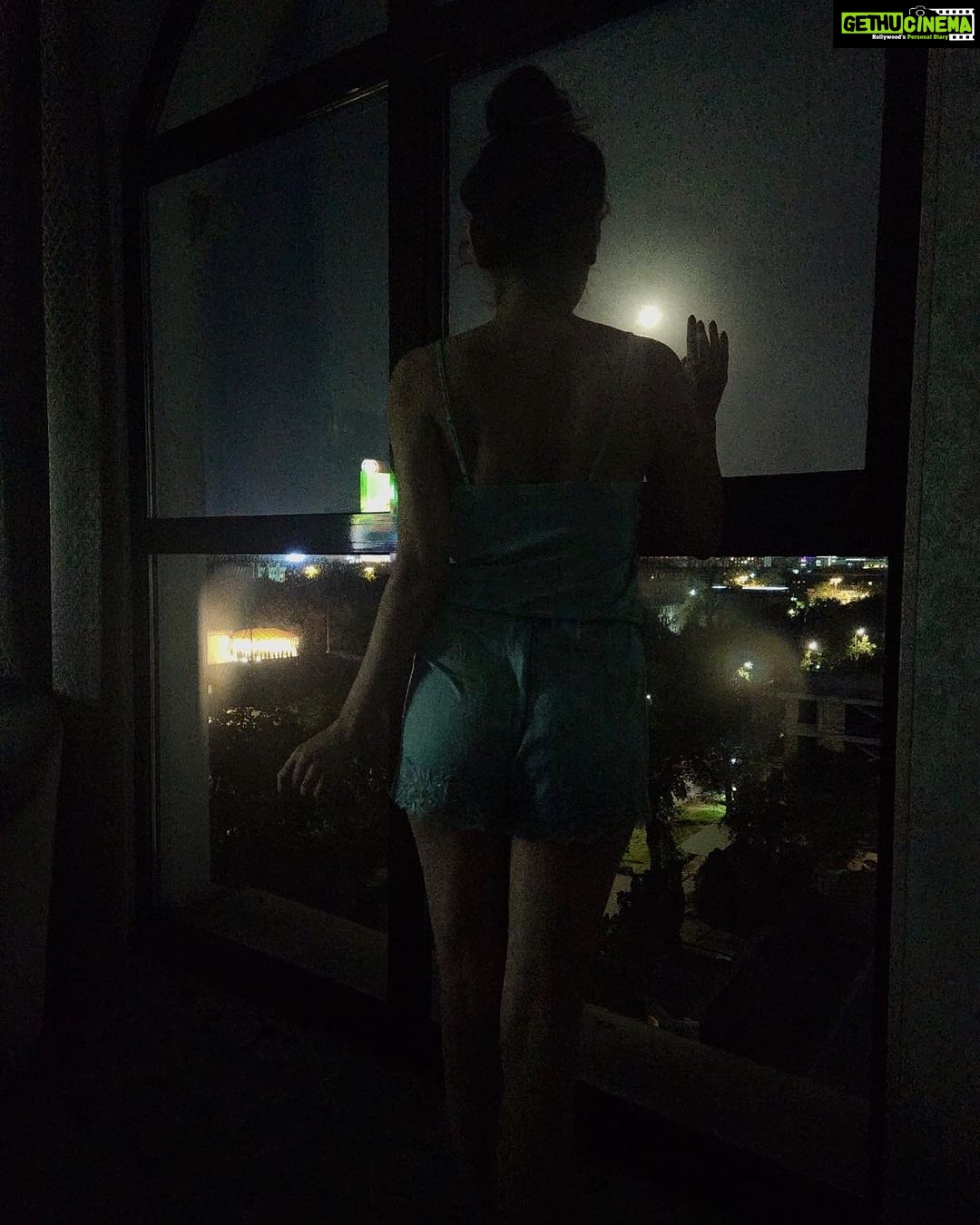 Sneha Ullal Instagram - ❤️ 🌚 #snehaullal #talkingtothemoon #kyrgyzstan #moonlight #moonlovers Bishkek, Kyrgyzstan