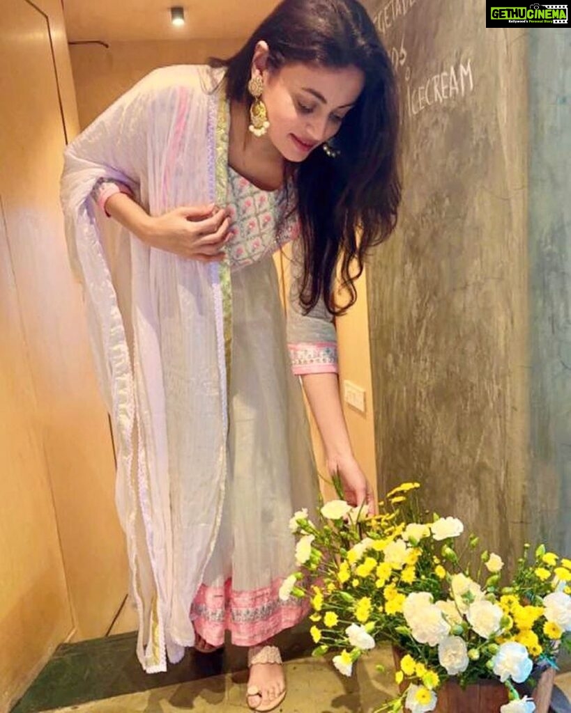Sneha Ullal Instagram - My dating tip: swap candlelit dinners for sunlit BREAKFAST DATES. You'll be amazed at the joy it brings,and if you could add a meaningful gift or flowers to it,you will have him/her thinking of you all day.#snehaullal #breakfastideas #newwaytoconnect #datingadvice #letsgosomewhere #keepitreal #letsfeelgood The Village Shop