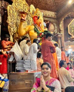 Sneha Wagh Instagram - 🌺Truly Blessed 🌺
The kid inside me dances to his tunes 💝
Beautiful Darshan at the 
Lalbaugh Cha Raja 
&
Mumbai Cha Raja 
🌺
Ganpati Bappa Morya 
🌺
.
.
.
#lalbaughcharaja #mumbaicharaja #mumbai #ganeshfestival #ganpatibappamorya #snehawagh #sarangesneha #ssnehawagh #ganpatidarshan #aamchimumbai