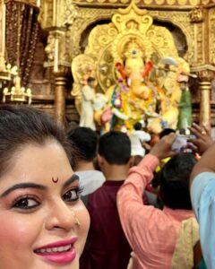 Sneha Wagh Instagram - 🌺Truly Blessed 🌺
The kid inside me dances to his tunes 💝
Beautiful Darshan at the 
Lalbaugh Cha Raja 
&
Mumbai Cha Raja 
🌺
Ganpati Bappa Morya 
🌺
.
.
.
#lalbaughcharaja #mumbaicharaja #mumbai #ganeshfestival #ganpatibappamorya #snehawagh #sarangesneha #ssnehawagh #ganpatidarshan #aamchimumbai