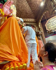 Sneha Wagh Instagram - 🌺Truly Blessed 🌺
The kid inside me dances to his tunes 💝
Beautiful Darshan at the 
Lalbaugh Cha Raja 
&
Mumbai Cha Raja 
🌺
Ganpati Bappa Morya 
🌺
.
.
.
#lalbaughcharaja #mumbaicharaja #mumbai #ganeshfestival #ganpatibappamorya #snehawagh #sarangesneha #ssnehawagh #ganpatidarshan #aamchimumbai