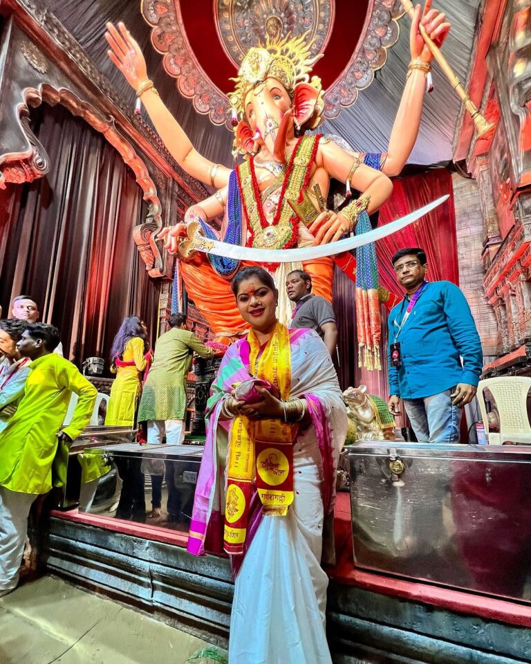 Sneha Wagh Instagram - 🌺Truly Blessed 🌺 The kid inside me dances to his tunes 💝 Beautiful Darshan at the Lalbaugh Cha Raja & Mumbai Cha Raja 🌺 Ganpati Bappa Morya 🌺 . . . #lalbaughcharaja #mumbaicharaja #mumbai #ganeshfestival #ganpatibappamorya #snehawagh #sarangesneha #ssnehawagh #ganpatidarshan #aamchimumbai