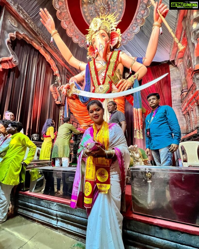 Sneha Wagh Instagram - 🌺Truly Blessed 🌺 The kid inside me dances to his tunes 💝 Beautiful Darshan at the Lalbaugh Cha Raja & Mumbai Cha Raja 🌺 Ganpati Bappa Morya 🌺 . . . #lalbaughcharaja #mumbaicharaja #mumbai #ganeshfestival #ganpatibappamorya #snehawagh #sarangesneha #ssnehawagh #ganpatidarshan #aamchimumbai