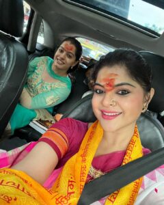 Sneha Wagh Instagram - 🌺Truly Blessed 🌺
The kid inside me dances to his tunes 💝
Beautiful Darshan at the 
Lalbaugh Cha Raja 
&
Mumbai Cha Raja 
🌺
Ganpati Bappa Morya 
🌺
.
.
.
#lalbaughcharaja #mumbaicharaja #mumbai #ganeshfestival #ganpatibappamorya #snehawagh #sarangesneha #ssnehawagh #ganpatidarshan #aamchimumbai