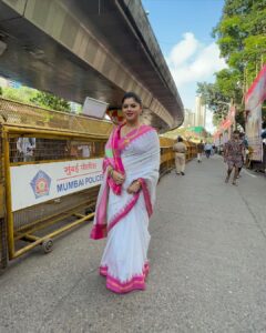 Sneha Wagh Instagram - 🌺Truly Blessed 🌺
The kid inside me dances to his tunes 💝
Beautiful Darshan at the 
Lalbaugh Cha Raja 
&
Mumbai Cha Raja 
🌺
Ganpati Bappa Morya 
🌺
.
.
.
#lalbaughcharaja #mumbaicharaja #mumbai #ganeshfestival #ganpatibappamorya #snehawagh #sarangesneha #ssnehawagh #ganpatidarshan #aamchimumbai