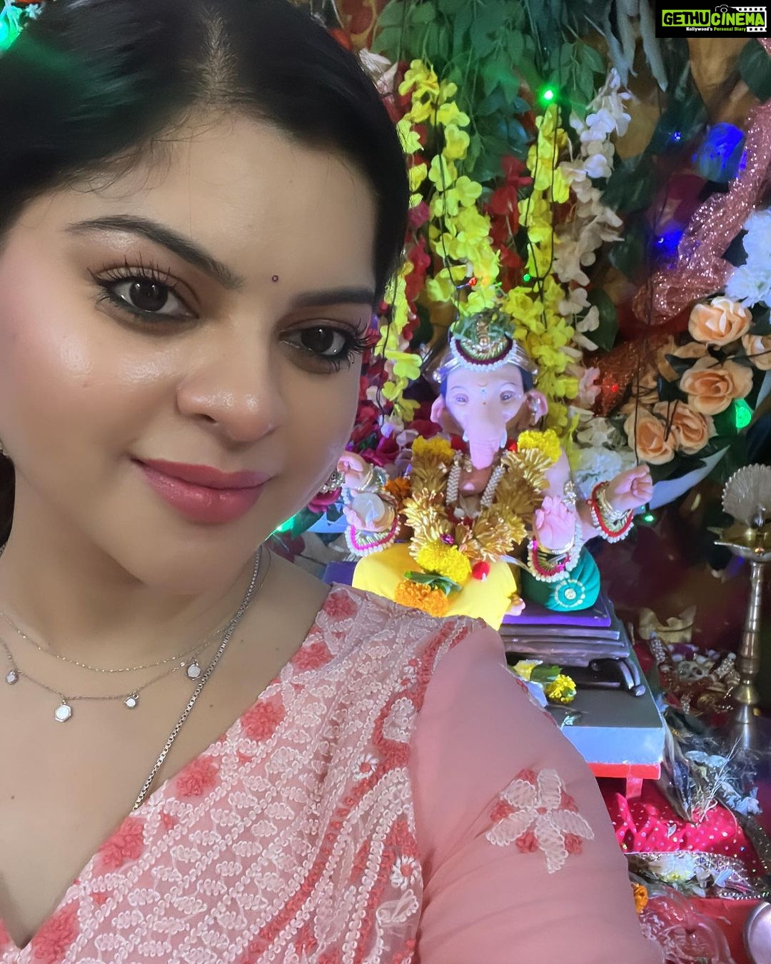 Sneha Wagh Instagram - Morya Morya mi bal taanhe…… Tujhich Seva karu kaay jaane ! . . . Ganpati Bappa Morya 🌺. . . . #ganeshchaturthi #ganpatibappamorya #ganpatidarshan #snehawagh #sarangesneha #ssnehawagh #mumbaiganeshutsav #goodvibes #vibeofmytribe