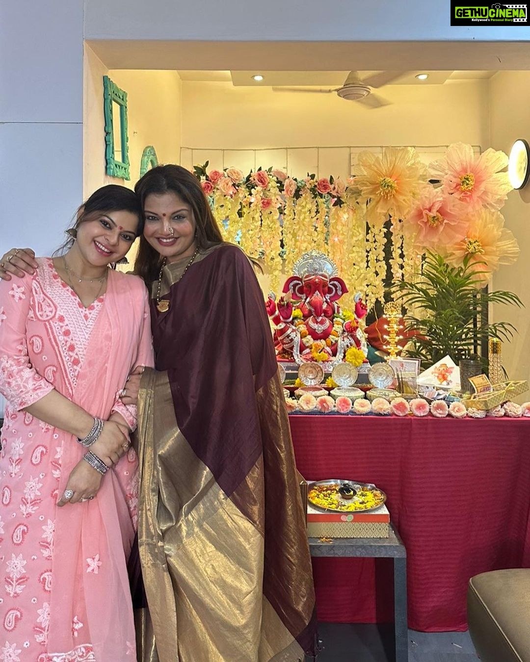 Sneha Wagh Instagram - Morya Morya mi bal taanhe…… Tujhich Seva karu kaay jaane ! . . . Ganpati Bappa Morya 🌺. . . . #ganeshchaturthi #ganpatibappamorya #ganpatidarshan #snehawagh #sarangesneha #ssnehawagh #mumbaiganeshutsav #goodvibes #vibeofmytribe