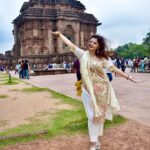 Sneha Wagh Instagram - At The Sun Temple Konark, where kona means corner & ark meaning sun! The Kalinga Architecture absolutely took my breath away 🌞 Happy SUNday 💝 . . . . . . . #sun #suntemple #konark #konarksuntemple #kalinga #orissa #indiantraveller #indiantravelgram #sarangesneha #ssnehawagh #snehawagh #indianarchitecture #incredibleindia #indiatourism #india #wanderlust