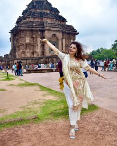 Sneha Wagh Instagram - At The Sun Temple Konark, where kona means corner & ark meaning sun!
The Kalinga Architecture absolutely took my breath away 🌞
Happy SUNday 💝
.
.
.
.
.
.
.
#sun #suntemple #konark #konarksuntemple #kalinga #orissa #indiantraveller #indiantravelgram #sarangesneha #ssnehawagh #snehawagh #indianarchitecture #incredibleindia #indiatourism #india #wanderlust