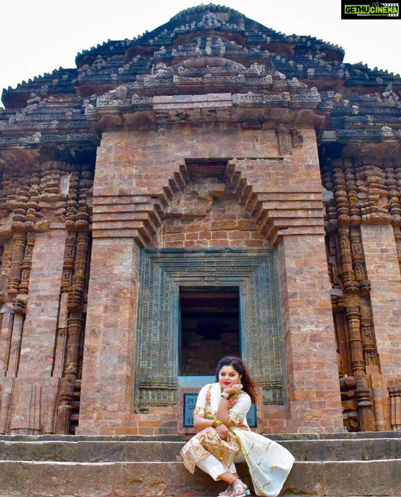 Sneha Wagh Instagram - At The Sun Temple Konark, where kona means corner & ark meaning sun! The Kalinga Architecture absolutely took my breath away 🌞 Happy SUNday 💝 . . . . . . . #sun #suntemple #konark #konarksuntemple #kalinga #orissa #indiantraveller #indiantravelgram #sarangesneha #ssnehawagh #snehawagh #indianarchitecture #incredibleindia #indiatourism #india #wanderlust