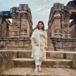 Sneha Wagh Instagram - At The Sun Temple Konark, where kona means corner & ark meaning sun! The Kalinga Architecture absolutely took my breath away 🌞 Happy SUNday 💝 . . . . . . . #sun #suntemple #konark #konarksuntemple #kalinga #orissa #indiantraveller #indiantravelgram #sarangesneha #ssnehawagh #snehawagh #indianarchitecture #incredibleindia #indiatourism #india #wanderlust