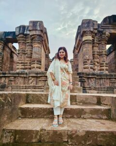 Sneha Wagh Instagram - At The Sun Temple Konark, where kona means corner & ark meaning sun!
The Kalinga Architecture absolutely took my breath away 🌞
Happy SUNday 💝
.
.
.
.
.
.
.
#sun #suntemple #konark #konarksuntemple #kalinga #orissa #indiantraveller #indiantravelgram #sarangesneha #ssnehawagh #snehawagh #indianarchitecture #incredibleindia #indiatourism #india #wanderlust
