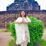 Sneha Wagh Instagram - At The Sun Temple Konark, where kona means corner & ark meaning sun! The Kalinga Architecture absolutely took my breath away 🌞 Happy SUNday 💝 . . . . . . . #sun #suntemple #konark #konarksuntemple #kalinga #orissa #indiantraveller #indiantravelgram #sarangesneha #ssnehawagh #snehawagh #indianarchitecture #incredibleindia #indiatourism #india #wanderlust