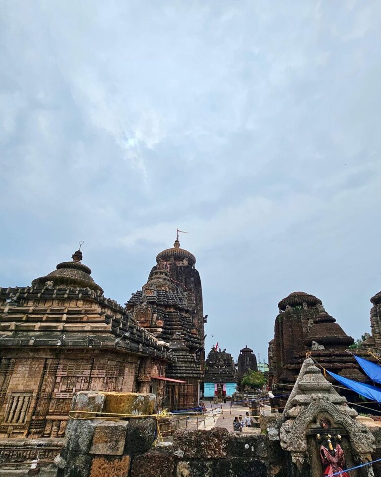 Sneha Wagh Instagram - A combination of Shaivism/Vaishnavism …… The Lingaraj Temple ✨🪷✨🌺✨🪷✨ . . . . . #orissa #odia #bhubaneswar #lingarajtemple #shiva #vishnu #harihar #shaivism #shaktism #vaishnavism #sarangesneha #ssnehawagh #snehawagh #incredibleindia #indiatourism #india #wanderlust Lingaraj Temple, Orissa