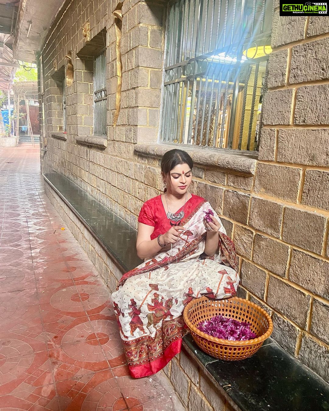 Sneha Wagh Instagram - NagPanchami chya Shubhecha ✨ . . . . . #nagpanchami #suvarnatemple #omnamahshivaya #omnamahshivay #sarangesneha #ssnehawagh #snehawagh