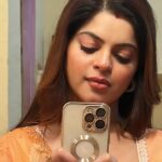 Sneha Wagh Instagram - Saying Goodbye is always tough…… But to cheer you up here are some selfies from Amba! Her selfie game is strong 💪🏻 . . I can’t thank enough to all you lovely people, who bestowed love upon her and her cunning yet funny tactics! I’ll miss being Amba on screen 🥹 And she shall miss troubling you all 💝 Love & Life . . #amba #ambamehta #nuksh #naumrakiseemaho #starbharat #astalavista #sarangesneha #ssnehawagh #snehawagh