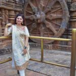 Sneha Wagh Instagram - At The Sun Temple Konark, where kona means corner & ark meaning sun! The Kalinga Architecture absolutely took my breath away 🌞 Happy SUNday 💝 . . . . . . . #sun #suntemple #konark #konarksuntemple #kalinga #orissa #indiantraveller #indiantravelgram #sarangesneha #ssnehawagh #snehawagh #indianarchitecture #incredibleindia #indiatourism #india #wanderlust