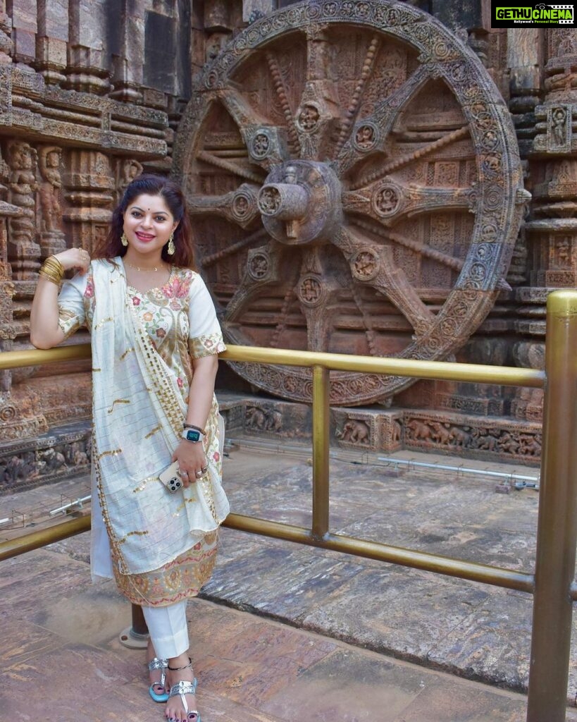 Sneha Wagh Instagram - At The Sun Temple Konark, where kona means corner & ark meaning sun! The Kalinga Architecture absolutely took my breath away 🌞 Happy SUNday 💝 . . . . . . . #sun #suntemple #konark #konarksuntemple #kalinga #orissa #indiantraveller #indiantravelgram #sarangesneha #ssnehawagh #snehawagh #indianarchitecture #incredibleindia #indiatourism #india #wanderlust