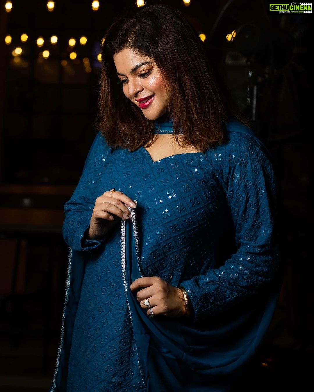 Sneha Wagh Instagram - Feeling The Vibeβ¦β¦ π¦π¦π¦π¦π¦π¦ In @themodishwomaniya_by_shiromani . . #outfit #outfitoftheday #ootd #indianoutfit #indianfashion #sarangesneha #ssnehawagh #snehawagh #blueaesthetic #aesthetic