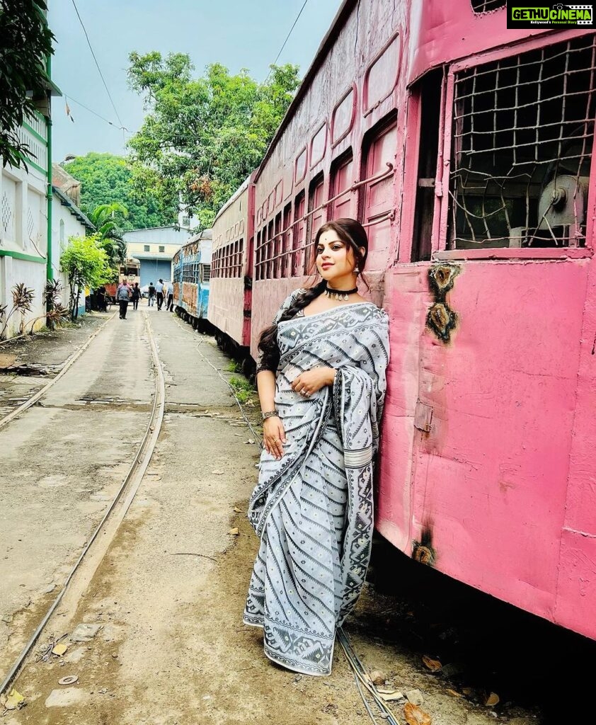 Sneha Wagh Instagram - The Tram Stories …… Kolkata 💝 #neerjaeknayipehchaan @colorstv . . . . . #neerja #protima #colorstv #colors #ssnehawagh #sarangesneha #snehawagh #myra #myravaikul #worldofmyra #kolkata #tram #tramway #kolkatadiaries