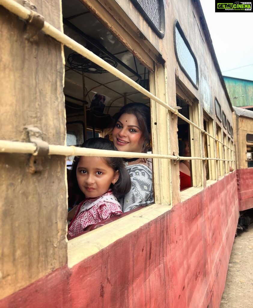 Sneha Wagh Instagram - The Tram Stories …… Kolkata 💝 #neerjaeknayipehchaan @colorstv . . . . . #neerja #protima #colorstv #colors #ssnehawagh #sarangesneha #snehawagh #myra #myravaikul #worldofmyra #kolkata #tram #tramway #kolkatadiaries